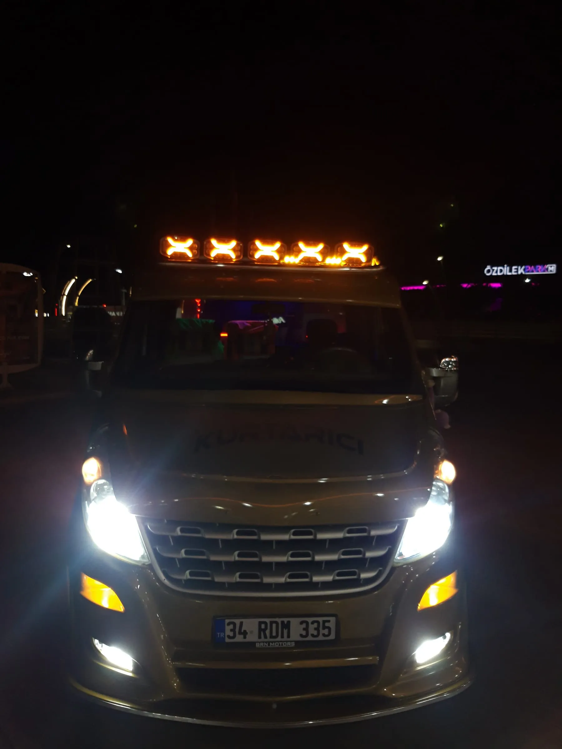 FERHAT BABA Oto Kurtarma çekicisi önden — 34 RDM 335 plakalı Renault Master