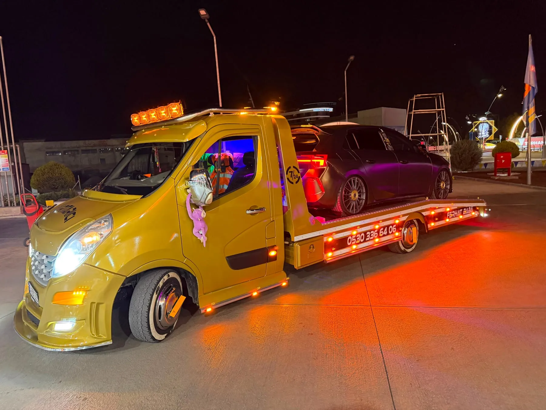 FERHAT BABA çekicisinin platformunda alçaltılmış modifiye otomobil — gece taşıma