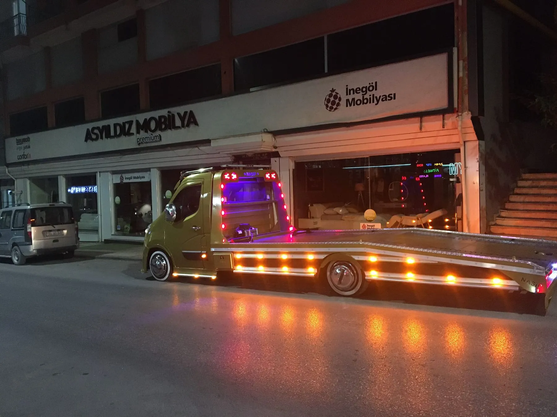 FERHAT BABA oto kurtarma çekicisinin boş sabit kasa platformu — gece